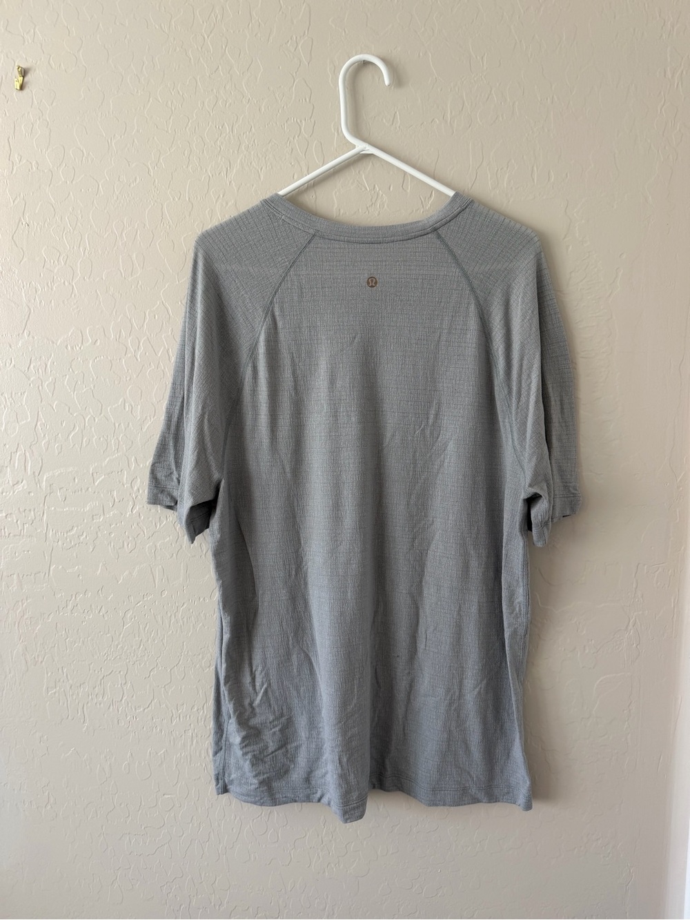 Lululemon men’s grey V-neck T-shirt size XL